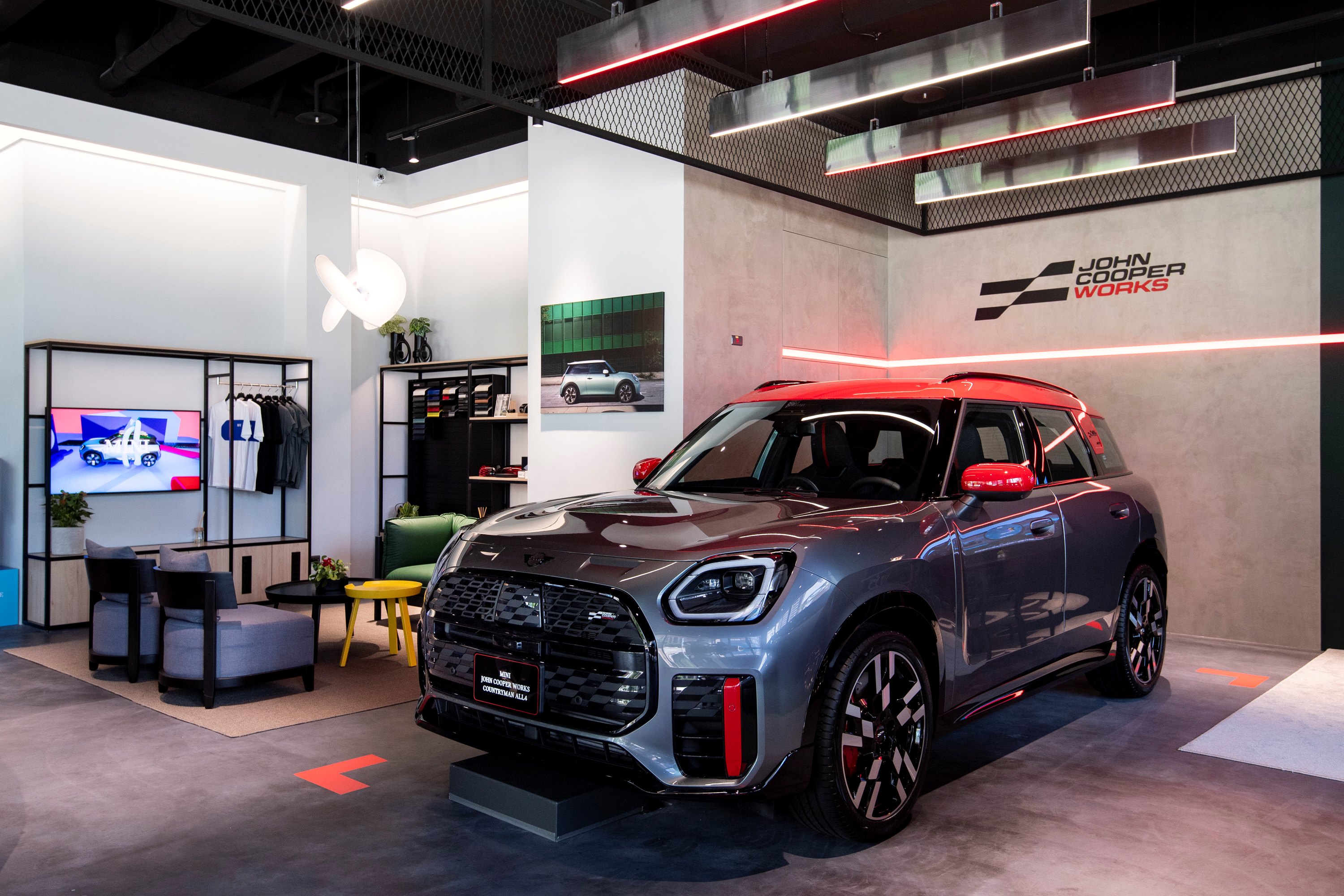 [新聞圖片三] MINI John Cooper Works專屬賞車空間，展現MINI JCW高性能車款的熱血風格與賽道基因